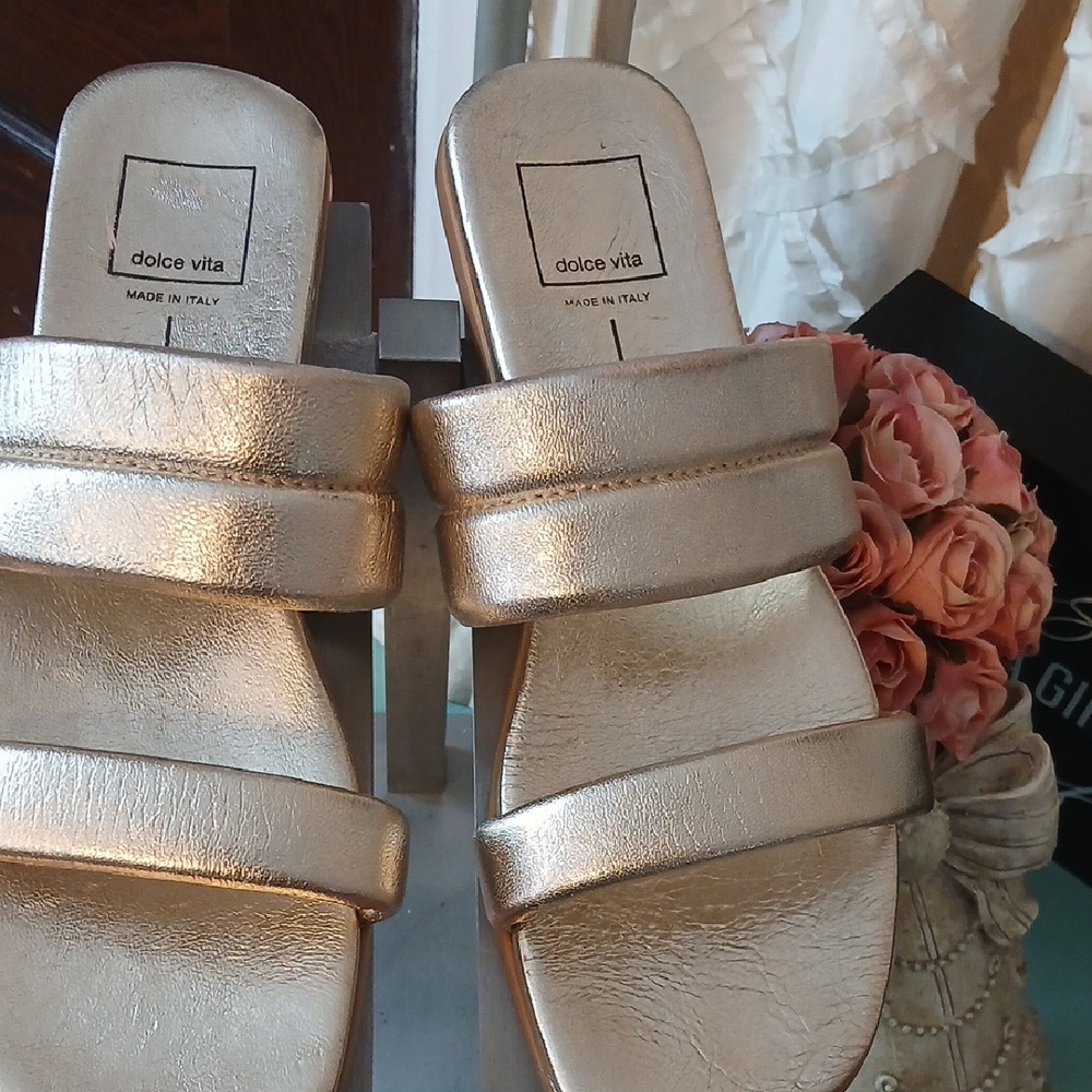 Nwot dolce Vita  Sz 7 1/2 Gold Slides